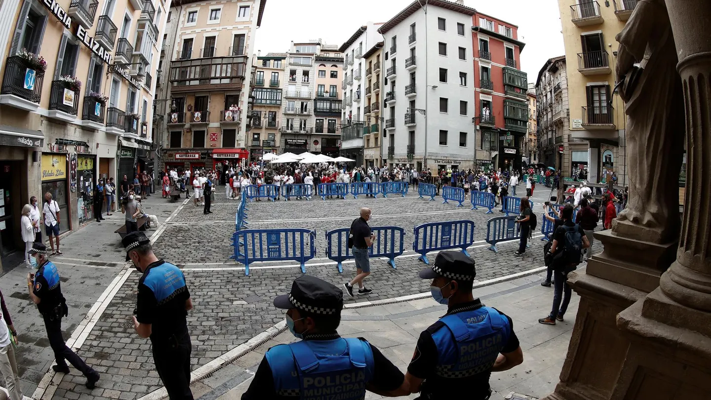 Control establecido por Policía Municipal en el acceso a la Plaza del Ayuntamiento. Control establecido por Policía Municipal en el acceso a la Plaza del Ayuntamiento.