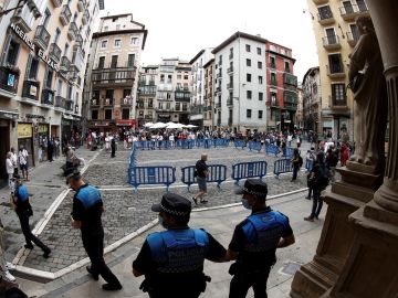 Control establecido por Policía Municipal en el acceso a la Plaza del Ayuntamiento.