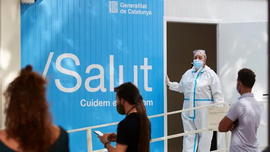 Varias personas esperan para hacerse una PCR ante un centro de atención primaria Varias personas esperan para hacerse una PCR ante un centro de atención primaria