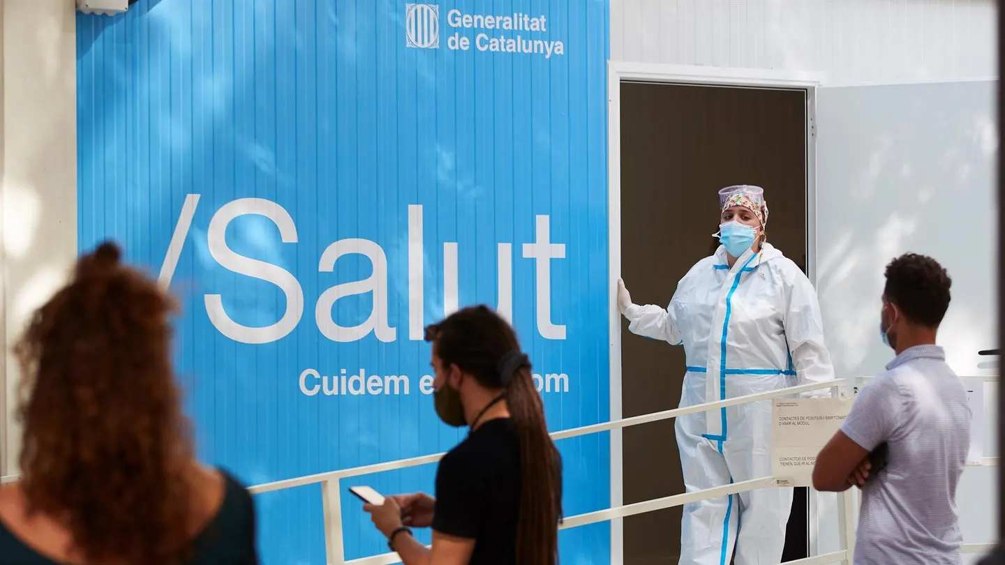 Varias personas esperan para hacerse una PCR ante un centro de atención primaria Varias personas esperan para hacerse una PCR ante un centro de atención primaria