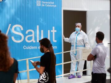 Varias personas esperan para hacerse una PCR ante un centro de atención primaria 