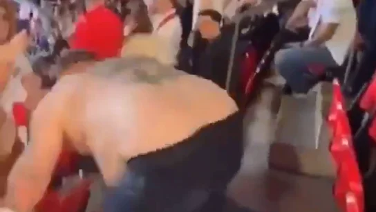 Un aficionado inglés se cae de bruces celebrando el pase de Inglaterra a la final Un aficionado inglés se cae de bruces celebrando el pase de Inglaterra a la final