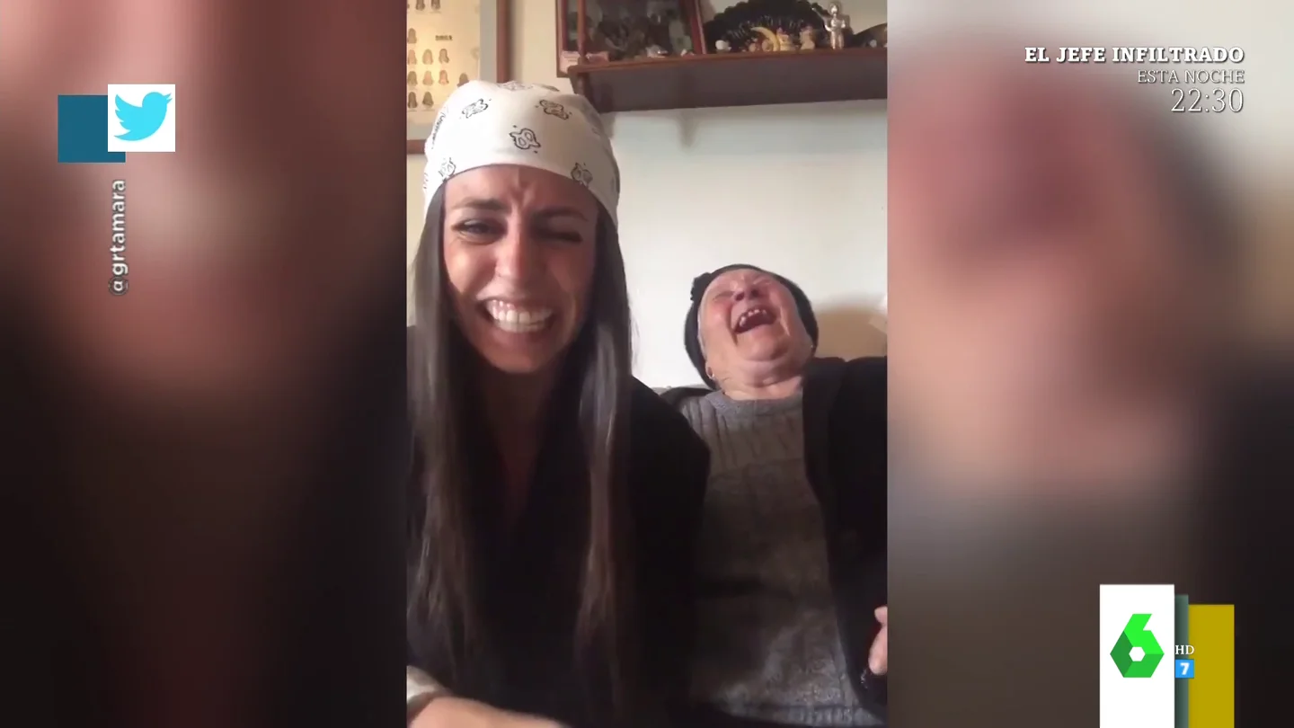 La desternillante broma de una nieta a su abuela: "Me ha dado un ataque de risa" La desternillante broma de una nieta a su abuela: "Me ha dado un ataque de risa"