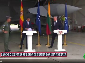 Pedro Sánchez, forzado a interrumpir una rueda de prensa en Lituania por una amenaza real de las fuerzas rusas