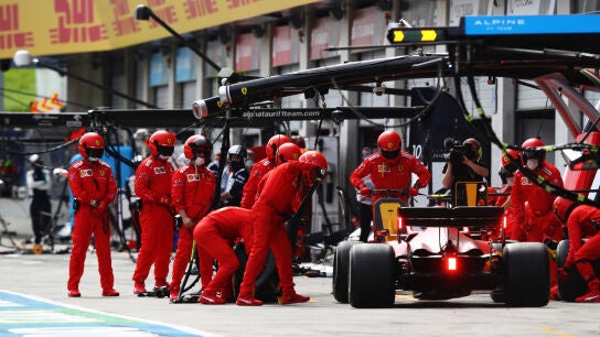 Carlos Sainz, en boxes