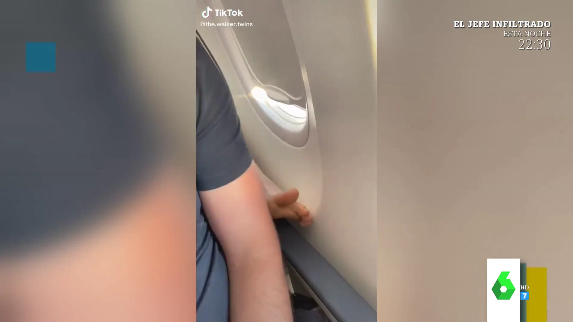 Le echa agua en el pie para que lo quite de su reposabrazos: la ingeniosa idea de un pasajero en pleno avión