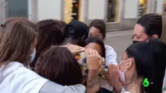 Abrazo entre las amigas de Samuel e Ibrahima Abrazo entre las amigas de Samuel e Ibrahima