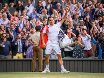  Roger Federer se despide del público de Wimbledon tras su eliminación ante Hurkacz