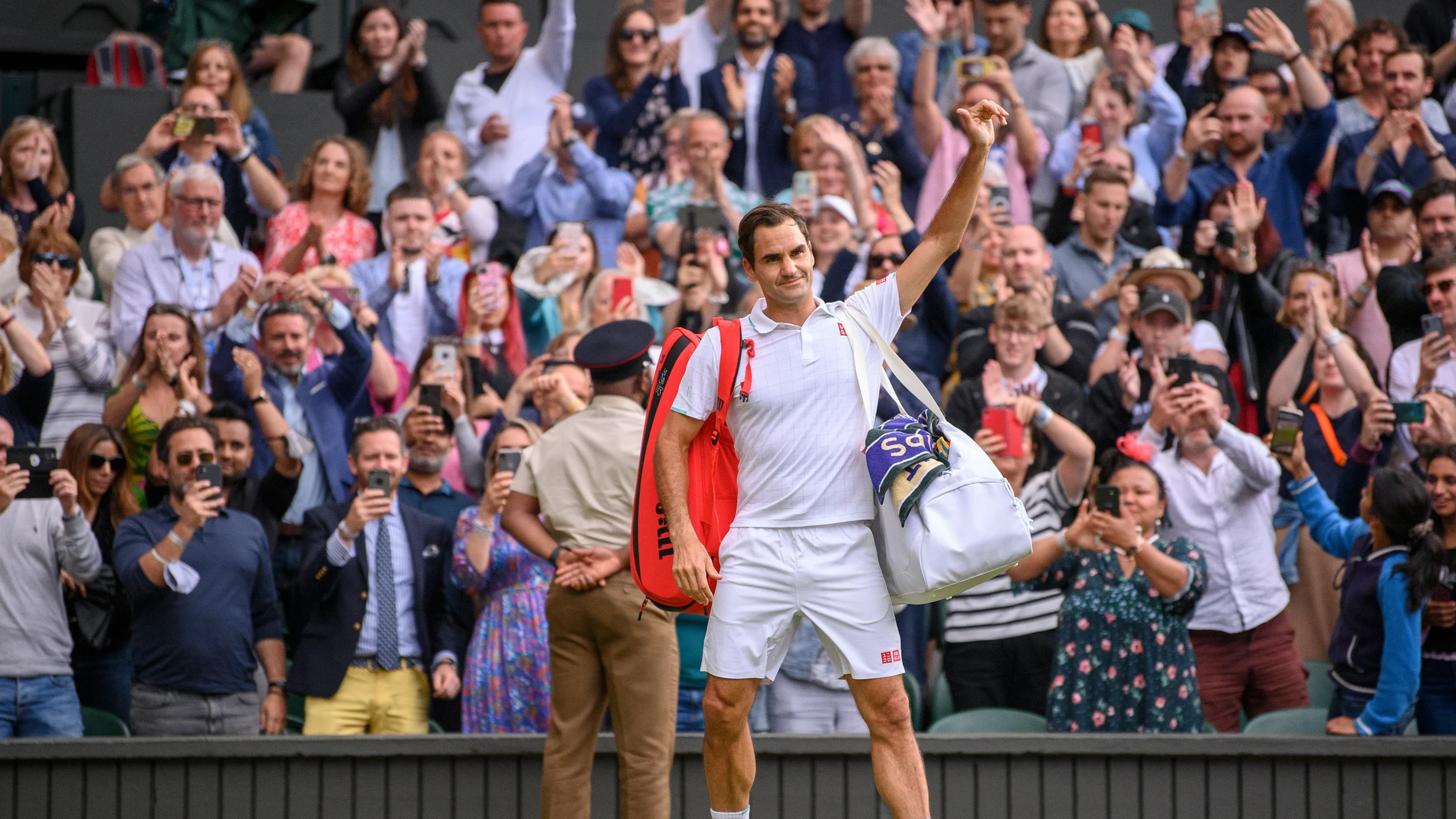  Roger Federer se despide del público de Wimbledon tras su eliminación ante Hurkacz