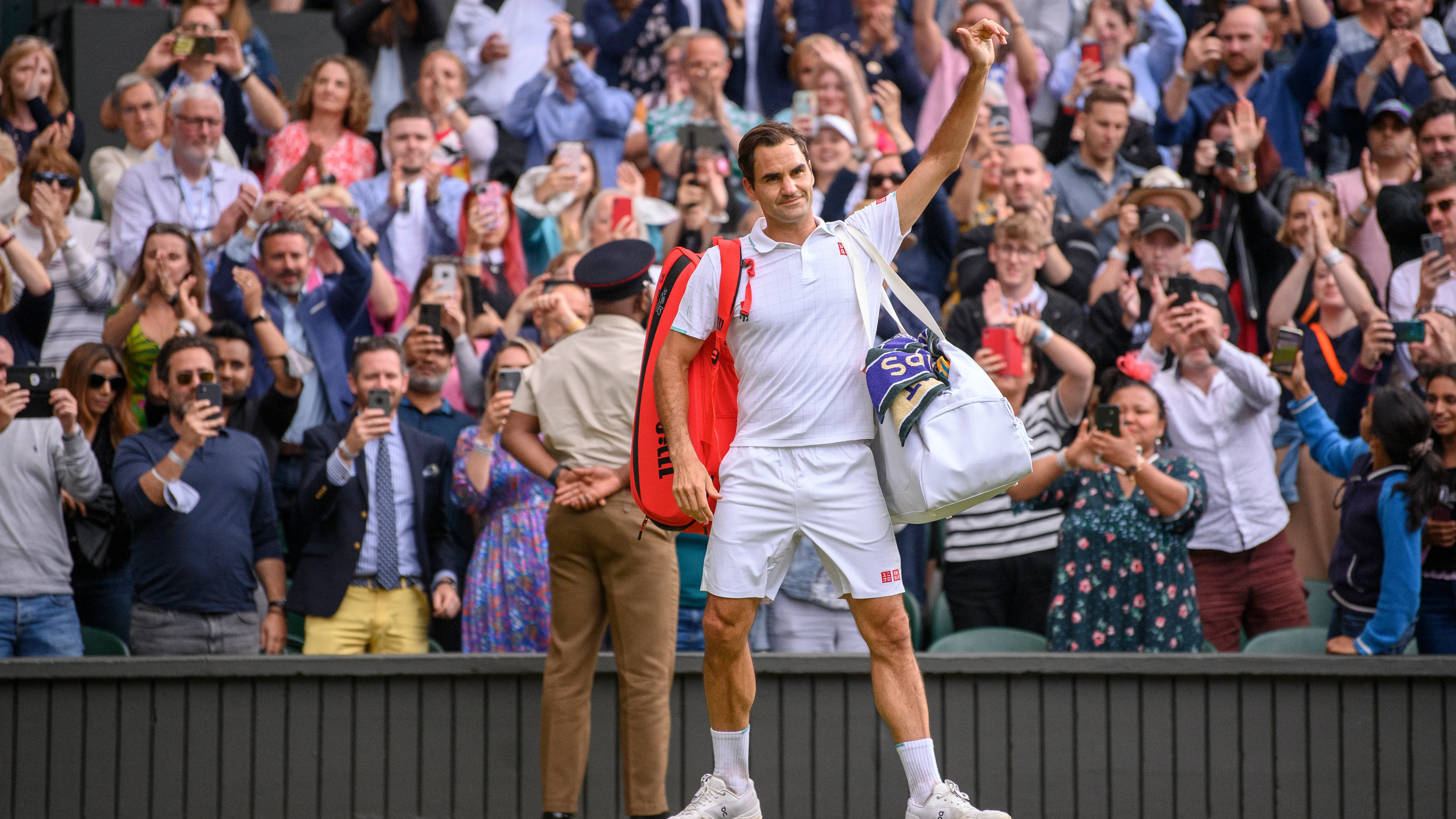  Roger Federer se despide del público de Wimbledon tras su eliminación ante Hurkacz