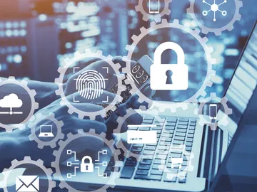 Sobre un portátil aparecen iconos relacionados con la seguridad Sobre un portátil aparecen iconos relacionados con la seguridad