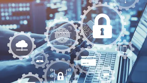 Sobre un portátil aparecen iconos relacionados con la seguridad Sobre un portátil aparecen iconos relacionados con la seguridad