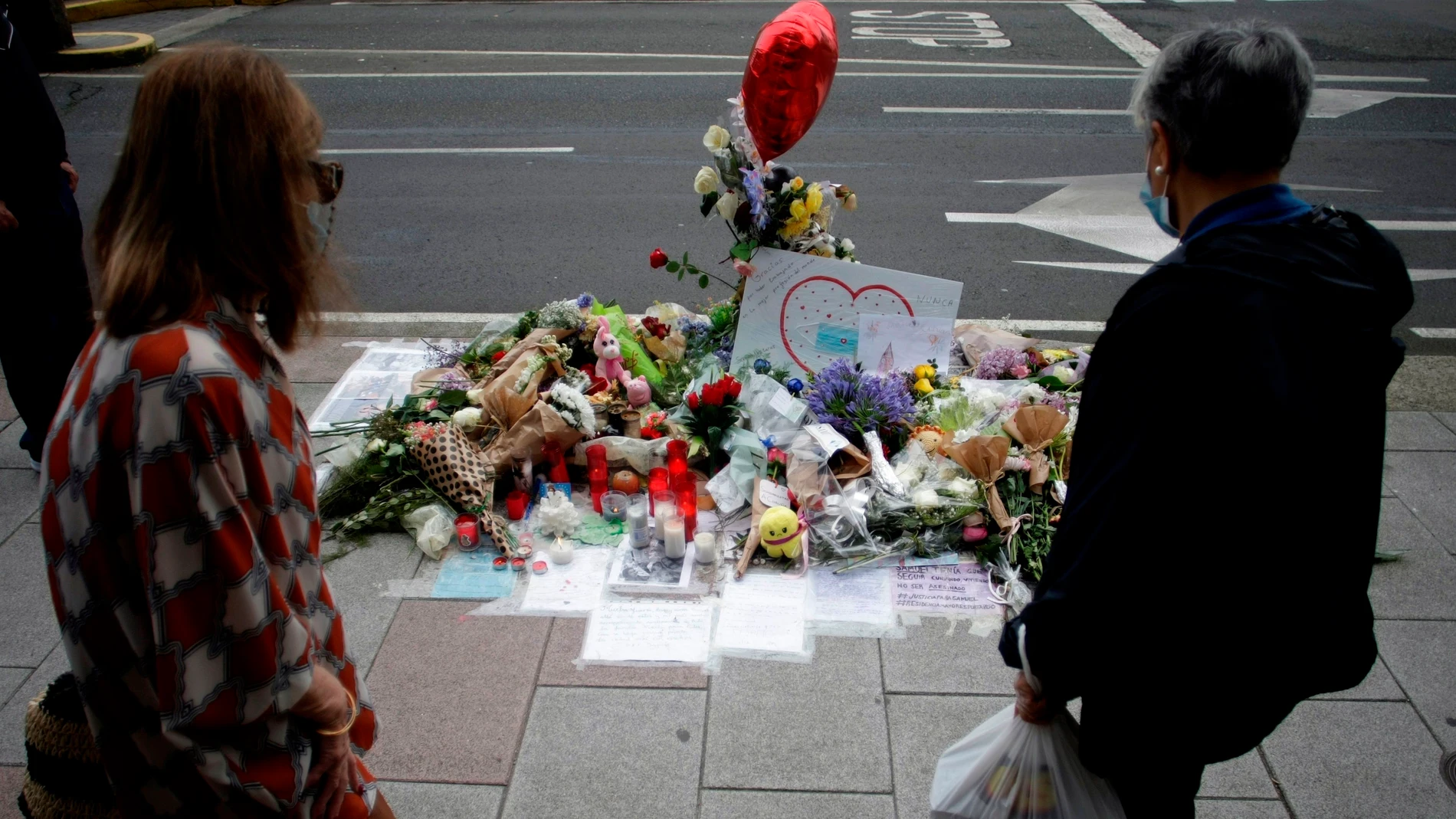 Vista de las flores y los mensajes dejados en el lugar en el que fue asesinado Samuel Luiz