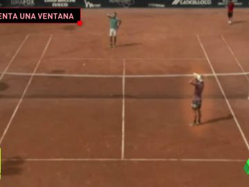El cabreo pudo convertirse en una desgracia: revienta una ventana y los cristales caen al lado del árbitro