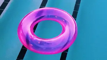 Un flotador en la piscina Un flotador en la piscina