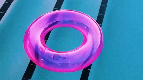Un flotador en la piscina Un flotador en la piscina