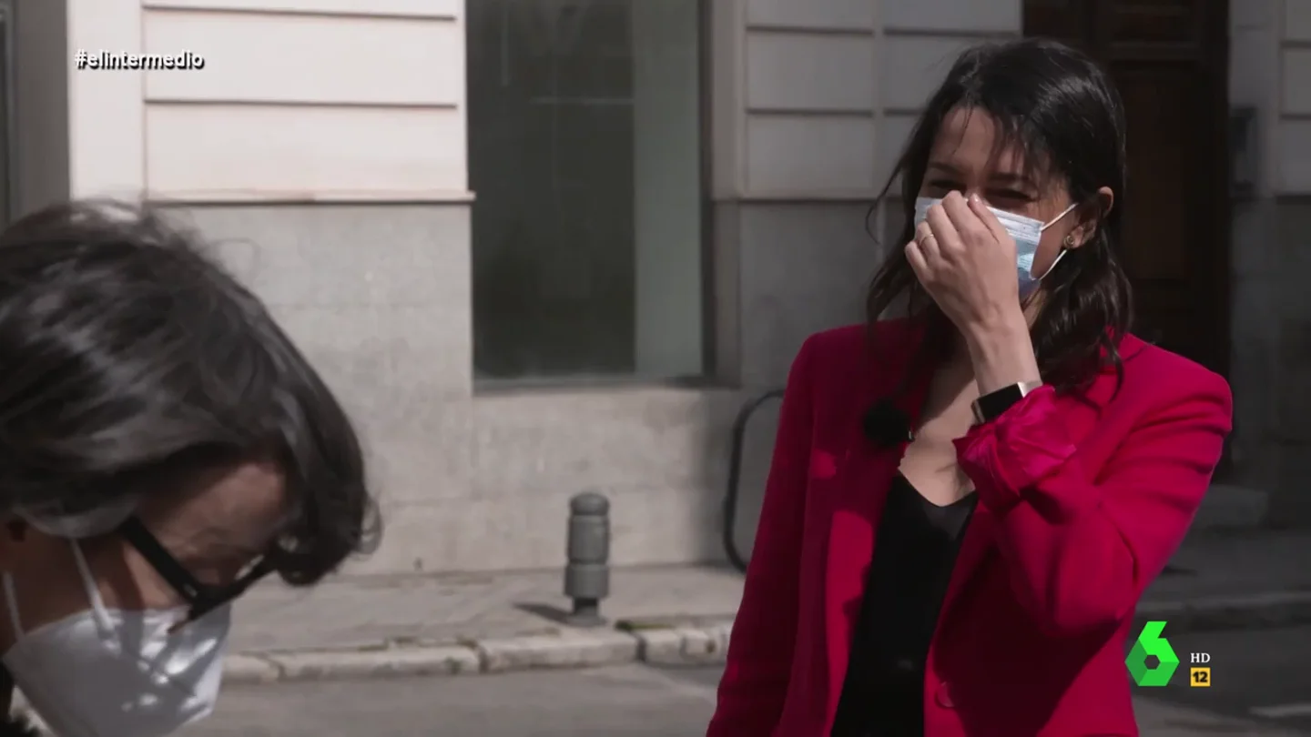 La confesión de Inés Arrimadas a Thais Villas sobre hacer cosas en la cama con calcetines Las risas de Inés Arrimadas y Thais Villas al hablar sobre hacer "otras cosas en la cama con calcetines": "La imagen es terrorífica"