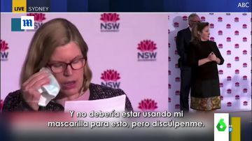 El mal rato de la directora de Salud de Australia al darse cuenta que se está limpiando el ojo con su mascarilla en directo