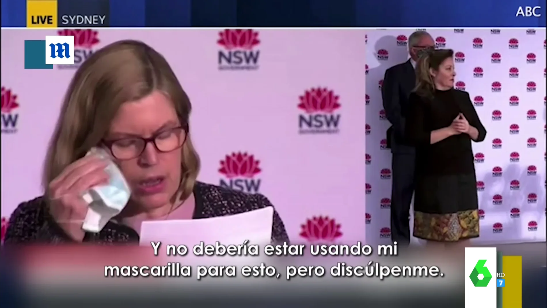 El mal rato de la directora de Salud de Australia al darse cuenta que se está limpiando el ojo con su mascarilla en directo