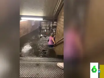 El impactante vídeo de las inundaciones en el Metro de Nueva York tras las fuertes lluvias: &quot;¿Qué hace la gente ahí?&quot;