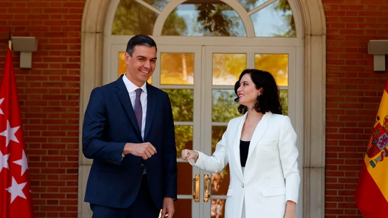 Pedro Sánchez e Isabel Díaz Ayuso saludándose a las puertas del Palacio de la Moncloa Pedro Sánchez e Isabel Díaz Ayuso saludándose a las puertas del Palacio de la Moncloa