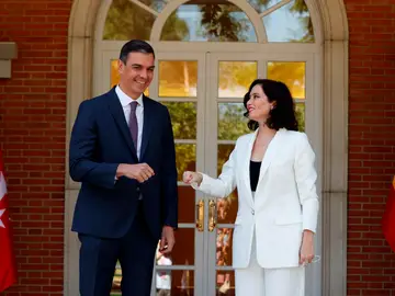 Pedro Sánchez e Isabel Díaz Ayuso saludándose a las puertas del Palacio de la Moncloa