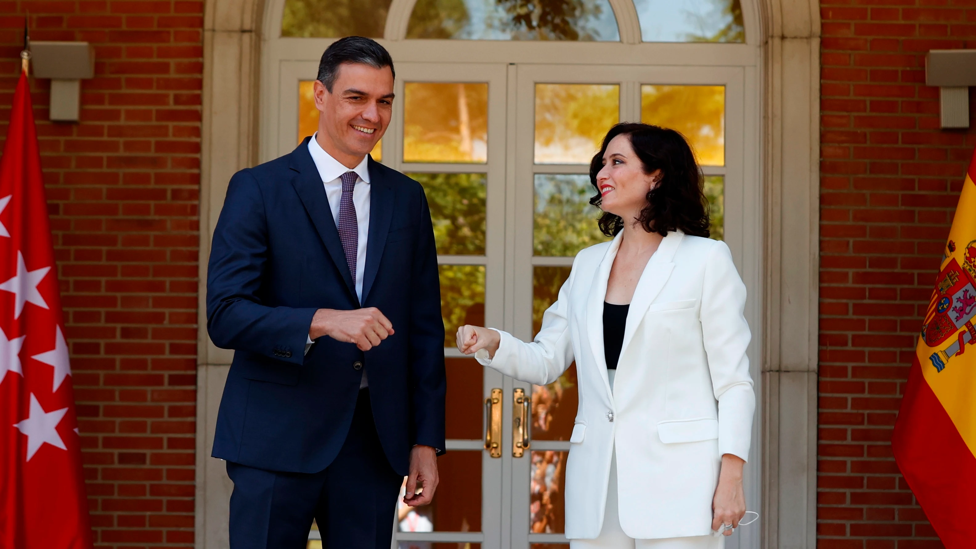 Pedro Sánchez e Isabel Díaz Ayuso saludándose a las puertas del Palacio de la Moncloa