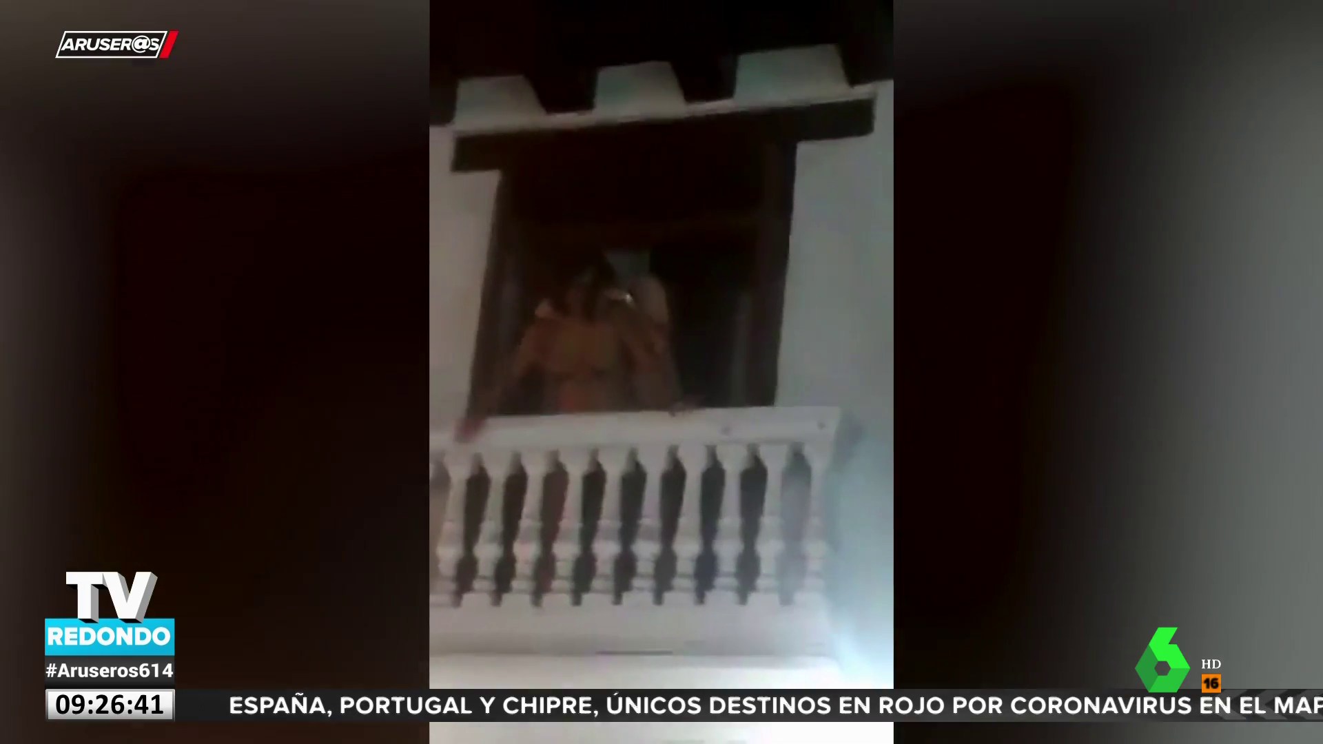 Una pareja mantiene sexo en un balcón ante decenas de personas