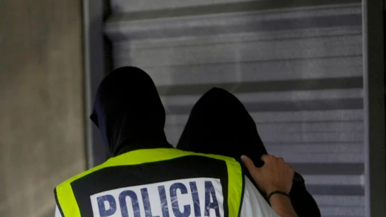 Un agente lleva a uno de los detenidos por el crimen de Samuel a dependencias judiciales Un agente lleva a uno de los detenidos por el crimen de Samuel a dependencias judiciales