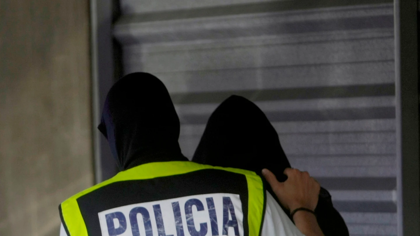 Un agente lleva a uno de los detenidos por el crimen de Samuel a dependencias judiciales Un agente lleva a uno de los detenidos por el crimen de Samuel a dependencias judiciales