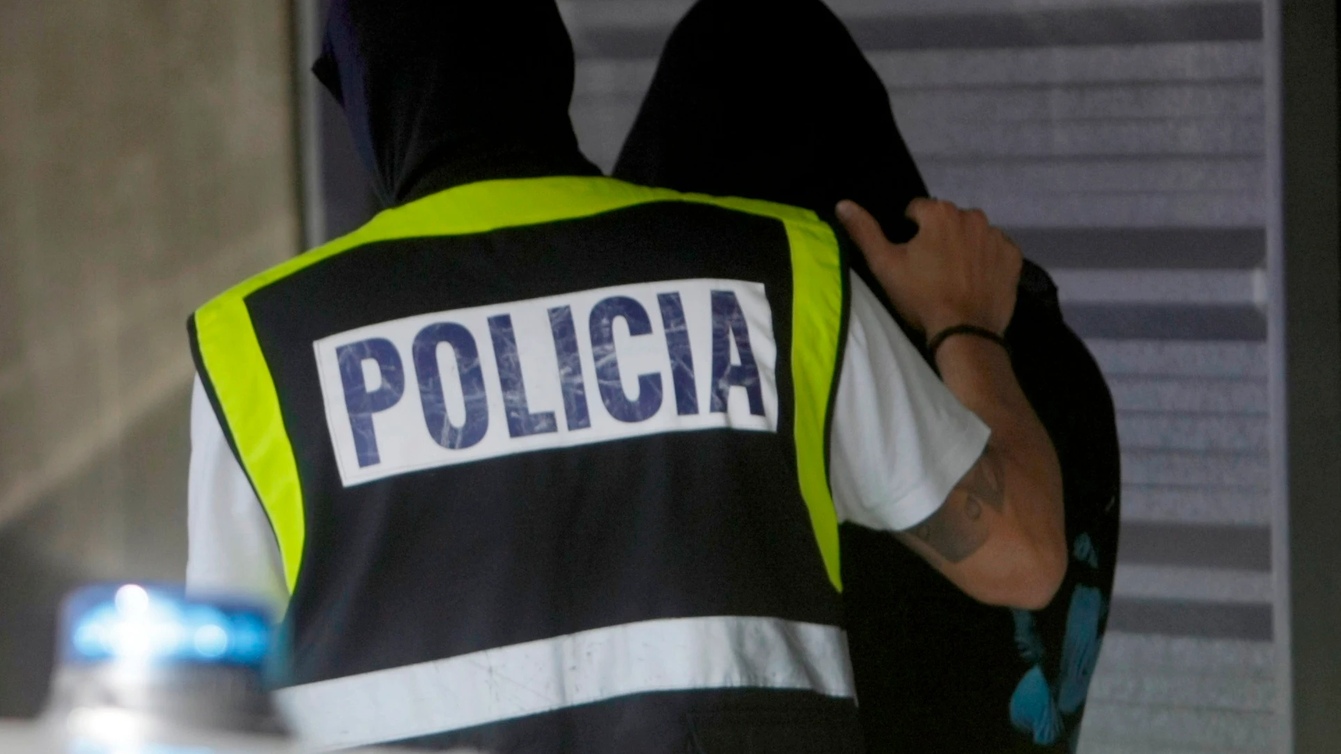 Un agente lleva a uno de los detenidos por el crimen de Samuel a dependencias judiciales