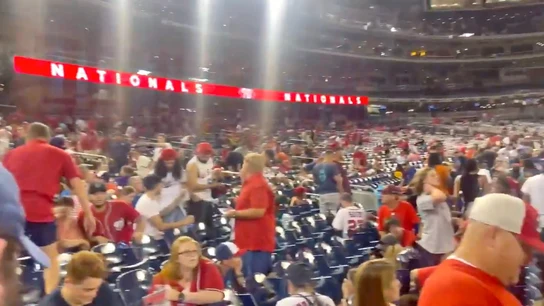 Aficionados abandonan el estado de los Washington Nationals por un tiroteo Aficionados abandonan el estado de los Washington Nationals por un tiroteo