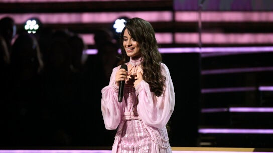 Camila Cabello se revela contra las cr&iacute;ticas a su f&iacute;sico: "Tenemos curvas y celulitis y estr&iacute;as y grasa"