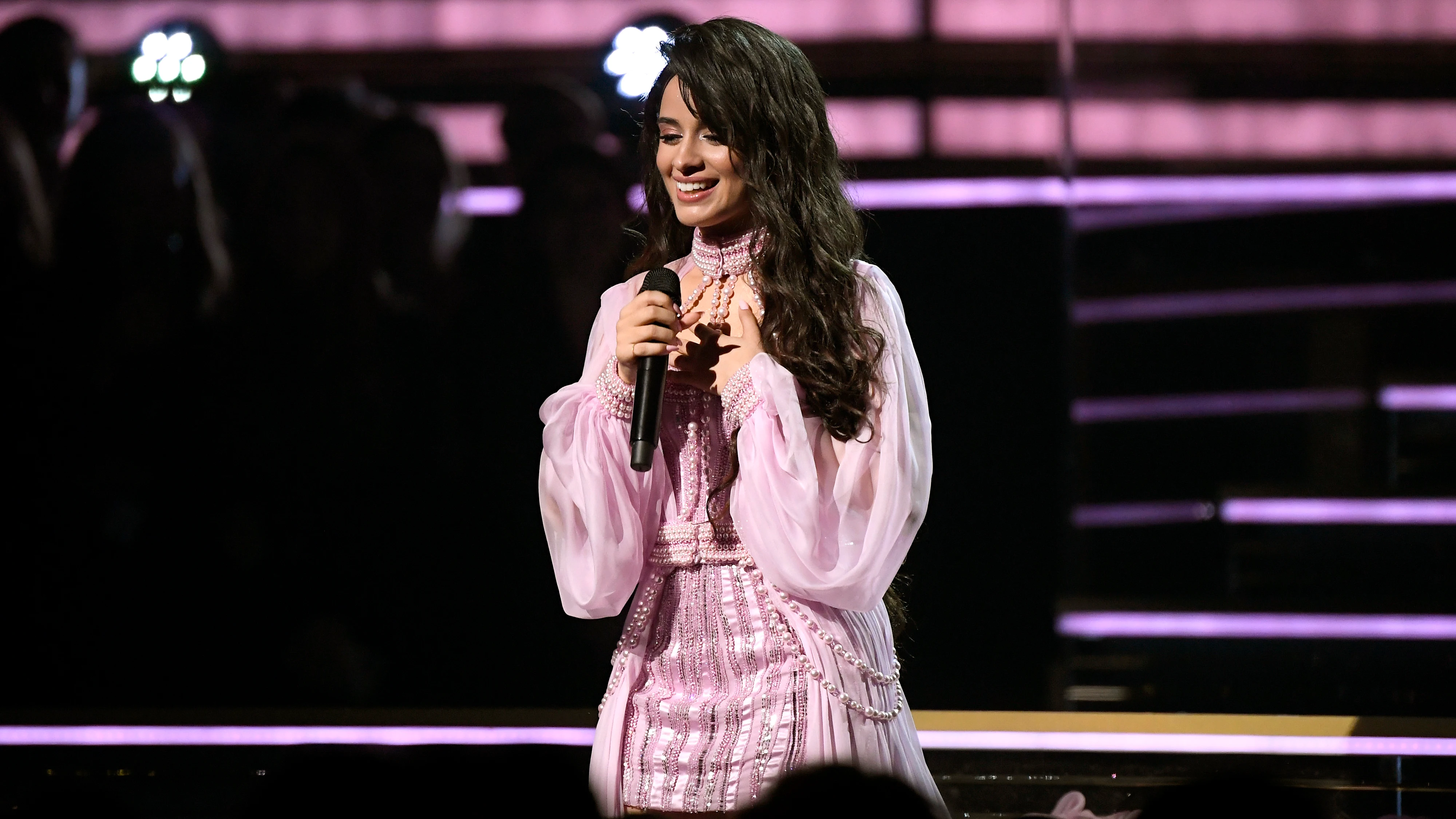 Camila Cabello se revela contra las críticas a su físico: "Tenemos curvas y celulitis y estrías y grasa"