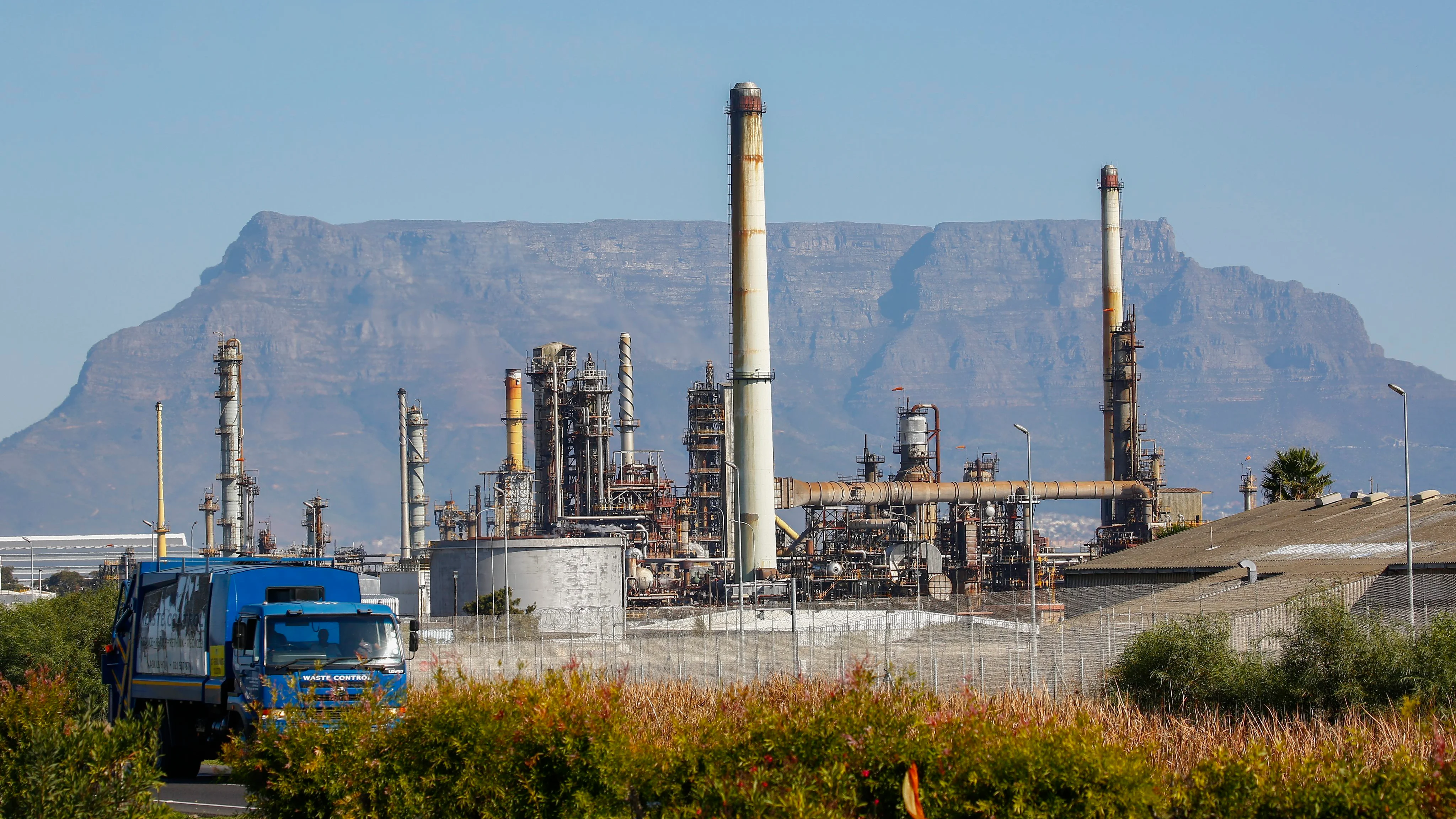 Un camión circula junto a la refinería de Chevron en Ciudad del Cabo en Sudáfrica