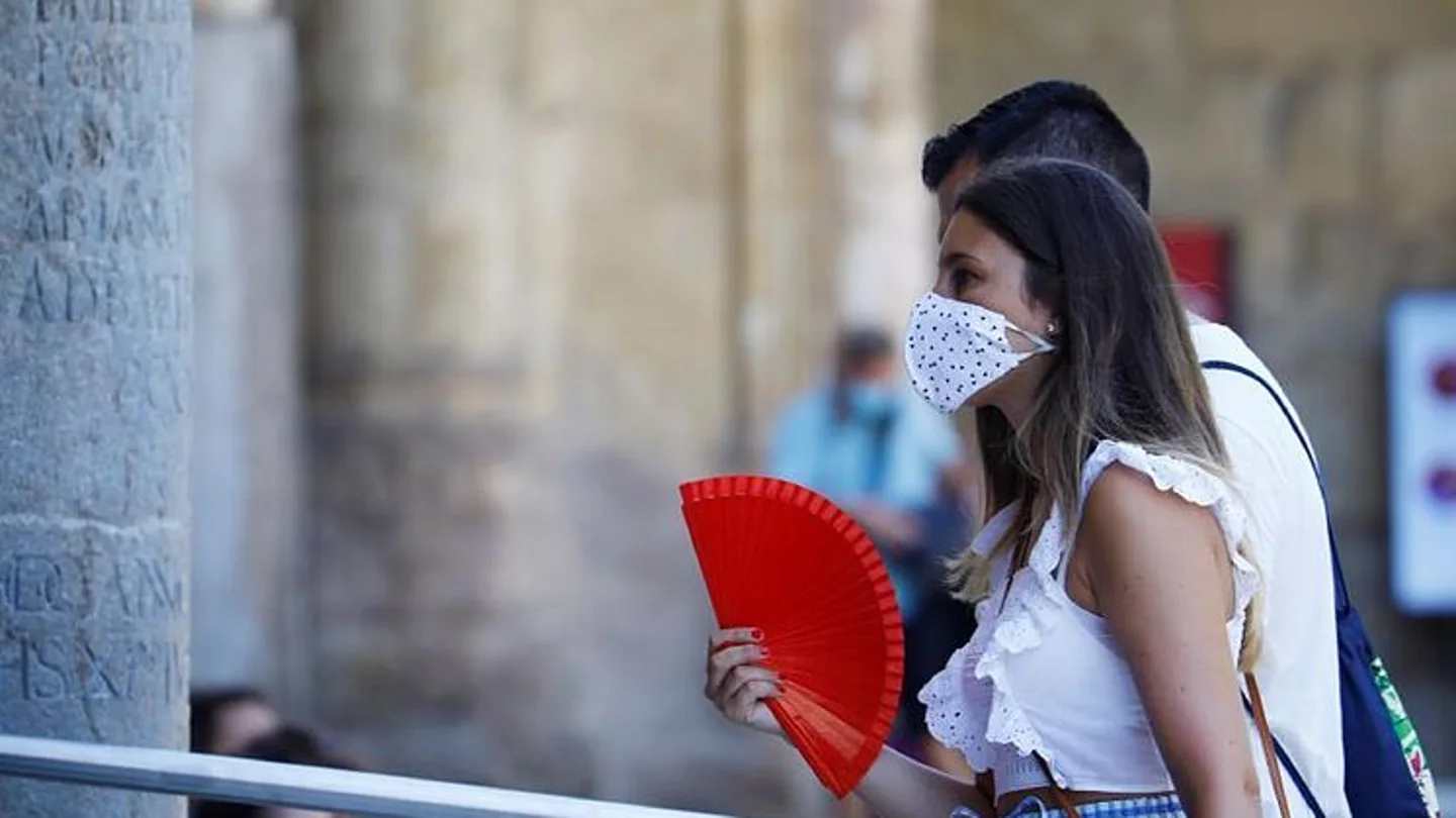 Dos personas pasean con mascarilla Dos personas pasean con mascarilla