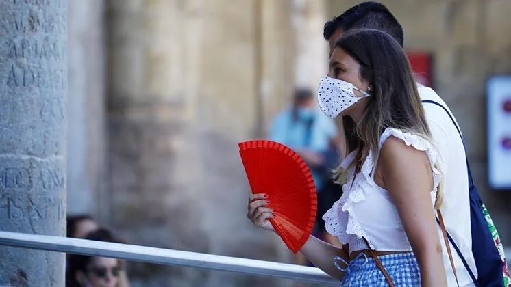 Dos personas pasean con mascarilla