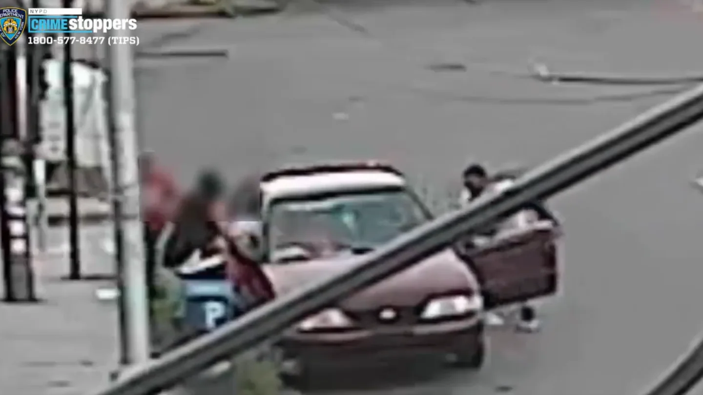 El momento en el que una madre rescata a su hijo de ser secuestrado El momento en el que una madre rescata a su hijo de ser secuestrado