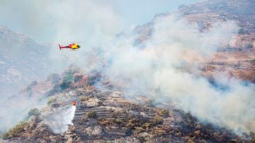 Bomberos luchan por extinguir las llamas del incendio del Parc Natural del Cap de Creus