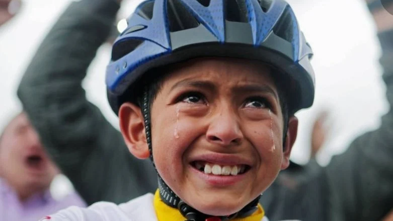 Muere atropellado Julián Gómez, el niño que se hizo famoso al llorar cuando Bernal ganó el Tour de Francia