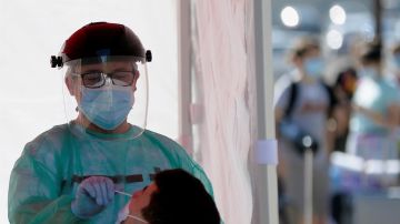 Un efectivo de Cruz Roja realiza una prueba PCR a un joven en Valladolid