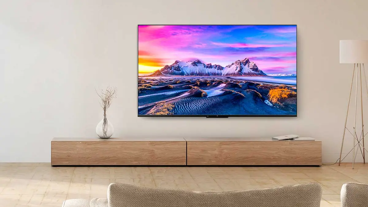 Una sala de estar con una pared que tiene una luz led que tiene una imagen  de un televisor.