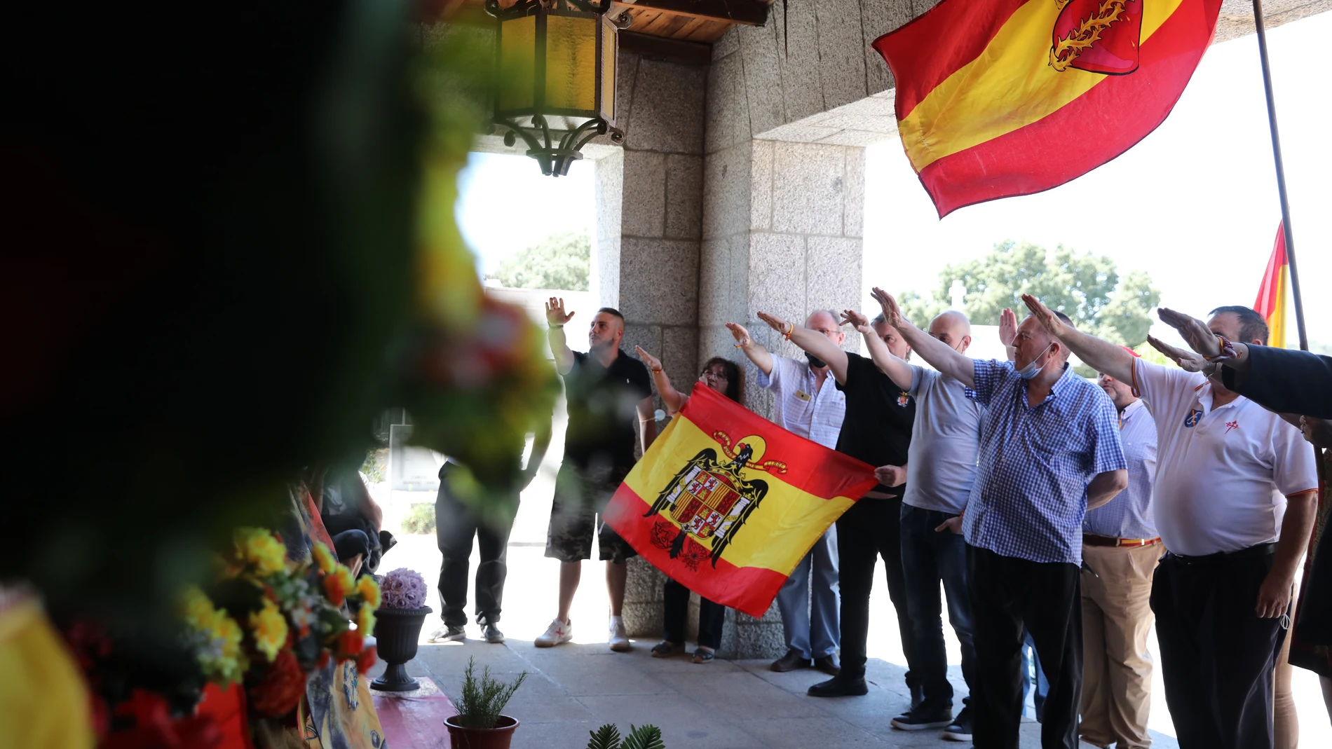  Franquistas realizan el saludo fascista ante el panteón de la familia Franco en el aniversario del golpe de Estado