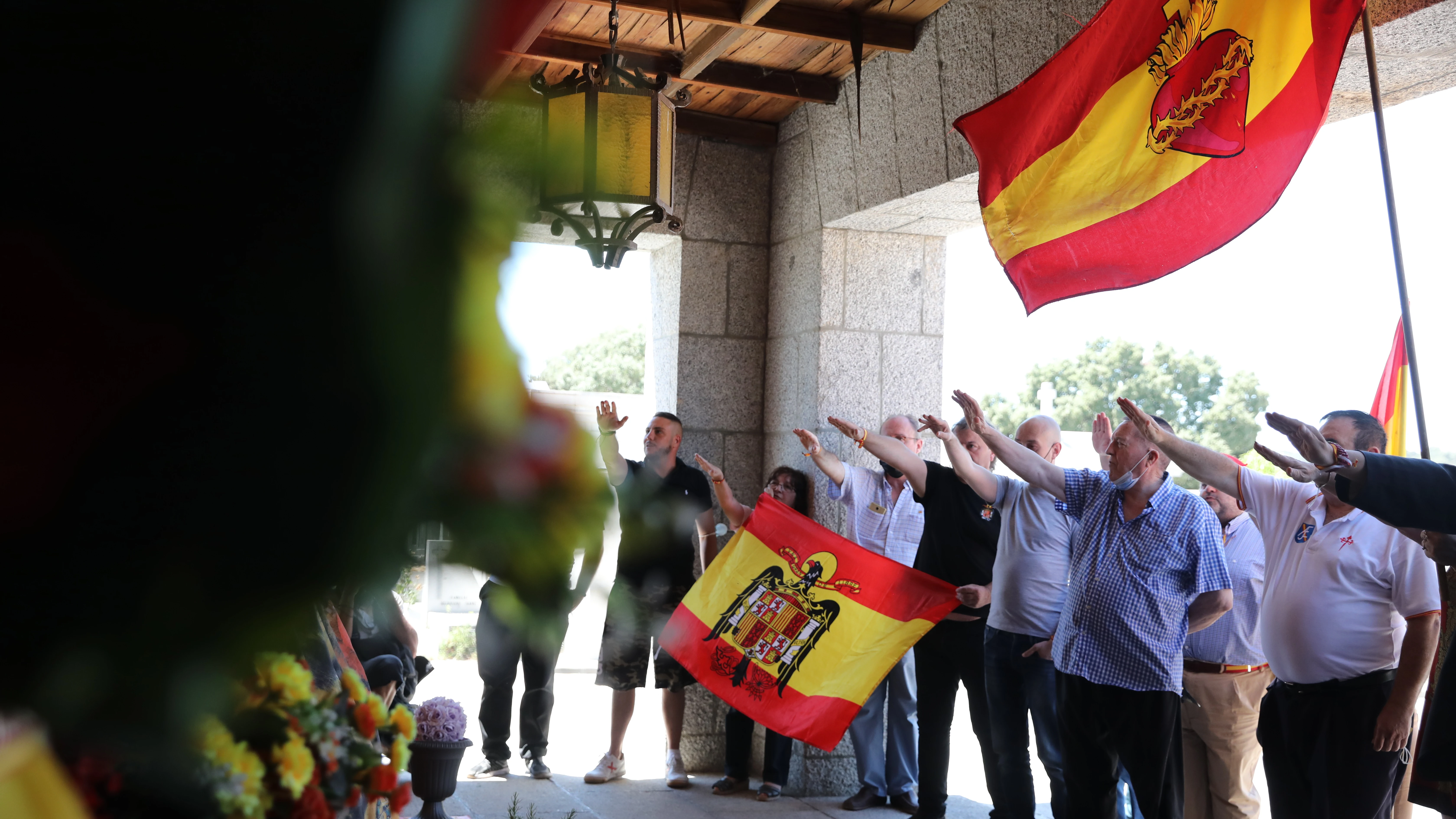 Franquistas realizan el saludo fascista ante el panteón de la familia Franco en el aniversario del golpe de Estado