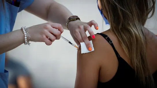 Una joven recibe la vacuna contra el coronavirus en San Sebastián Una joven recibe la vacuna contra el coronavirus en San Sebastián