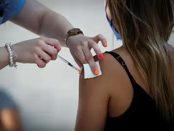 Una joven recibe la vacuna contra el coronavirus en San Sebastián