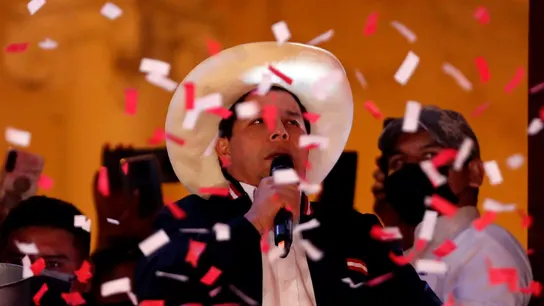El izquierdista Pedro Castillo habla ante sus simpatizantes desde un balcón luego de ser proclamado presidente electo del país, en Lima (Perú) El izquierdista Pedro Castillo habla ante sus simpatizantes desde un balcón luego de ser proclamado presidente electo del país, en Lima (Perú)