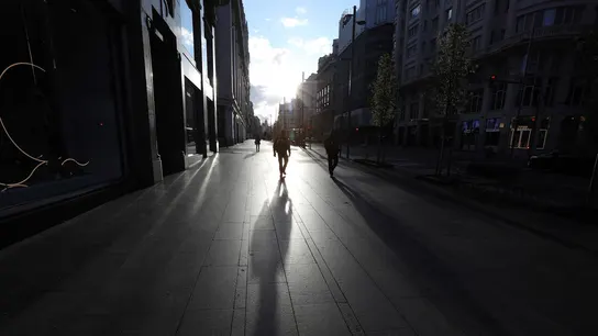 La Justicia anula por primera vez una multa impuesta durante el estado de alarma tras declararlo ilegal el Constitucional Varias personas transitan por la Gran Vía madrileña, en la primera jornada laboral bajo el estado de alarma decretado por el Gobierno (Archivo)