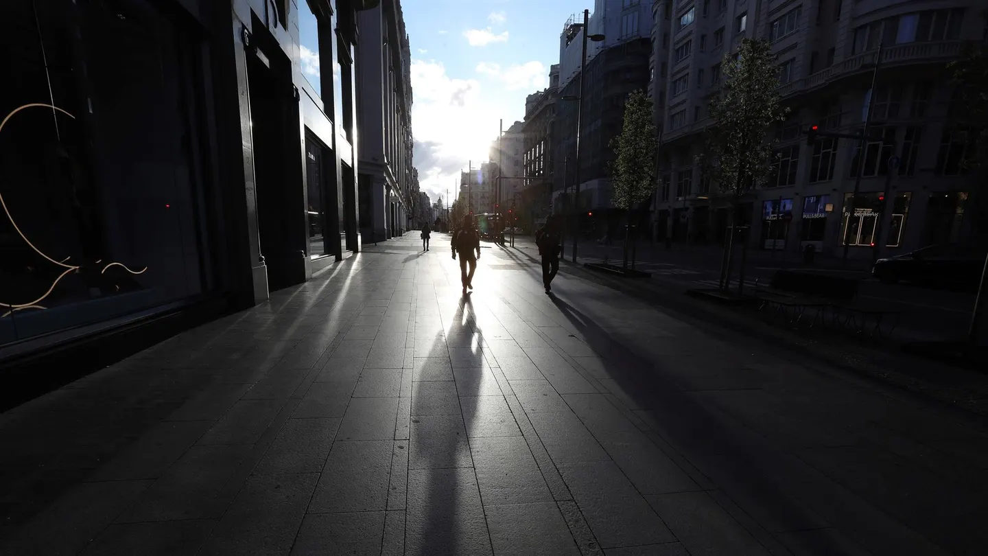 La Justicia anula por primera vez una multa impuesta durante el estado de alarma tras declararlo ilegal el Constitucional Varias personas transitan por la Gran Vía madrileña, en la primera jornada laboral bajo el estado de alarma decretado por el Gobierno (Archivo)