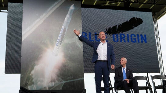 Jeff Bezos en una presentaci&oacute;n de la compa&ntilde;&iacute;a Blue Origin
